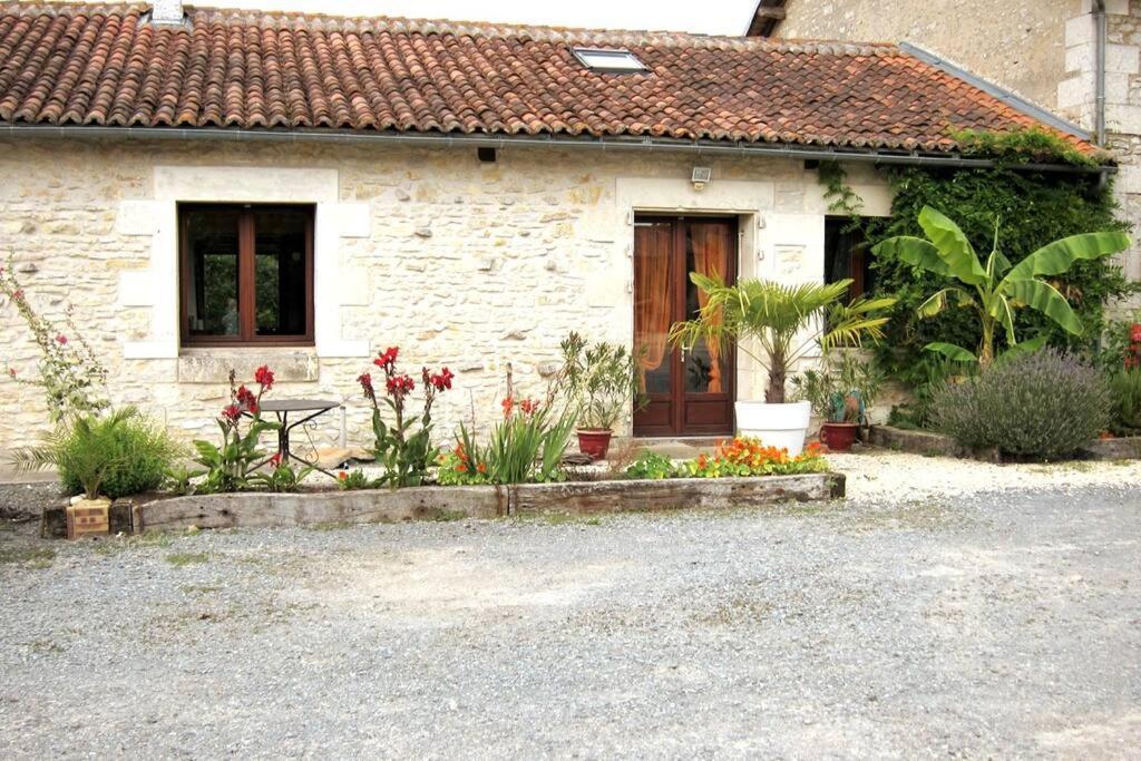La Fermette Aux Lamas Savigny-Lévescault Екстериор снимка